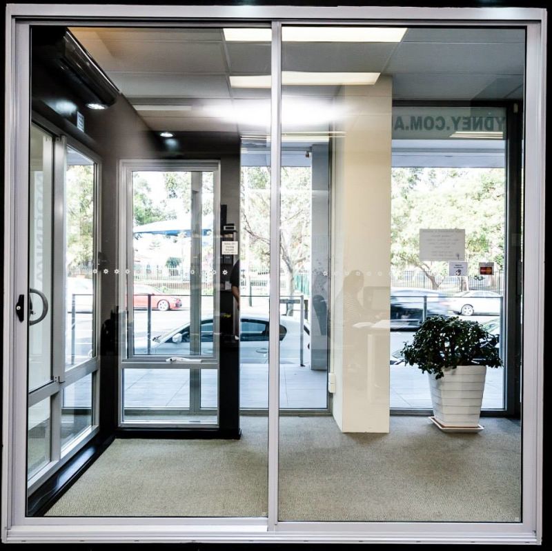 Silvery Aluminium Alloy Sliding Door with D Handle High Gloss Glass